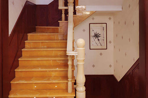 屯溪中式别墅室内汉白玉石楼梯的定制安装装饰效果